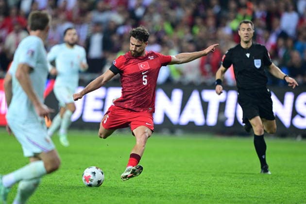 Turkiye v France - UEFA Nations League KOCAELI, TURKIYE - SEPTEMBER 25: Salih Ozcan (5) in action during the UEFA Nations League A Group 1 match between Turkiye and France at Kocaeli Stadium in Kocaeli, Turkiye, on September 25, 2026. Abdulhamid Hosbas Anadolu Kocaeli Turkey. Editorial use only. Please get in touch for any other usage.  Copyright: x2026xAnadoluxAbdulhamidxHosbasx