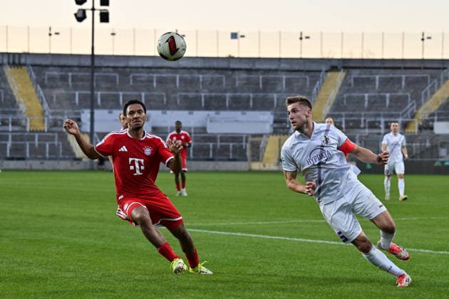 Regionalliga Bayern; FC Bayern München II - TSV Schwaben Augsburg; 25.09.2026 MUNICH, GERMANY; 25. SEPTEMBER: im Duell Vincent MANUBA (FC Bayern München II 2 und Dennis RUISINGER (TSV Schwaben Augsburg 5) während dem Match der Regionalliga Bayern zwischen den Amateuren des FC Bayern und dem TSV Schwaben Augsburg am 11. Spieltag im Grünwalder Stadion Copyright: xBEAUTIFULxSPORTS Goldbergx