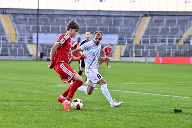 Regionalliga Bayern; FC Bayern München II - TSV Schwaben Augsburg; 25.09.2026 MUNICH, GERMANY; 25. SEPTEMBER: im Duell Guido DELLA ROVERE (FC Bayern München II 7) und Felix SCHWARZHOLZ (TSV Schwaben Augsburg 8) während dem Match der Regionalliga Bayern zwischen den Amateuren des FC Bayern und dem TSV Schwaben Augsburg am 11. Spieltag im Grünwalder Stadion Copyright: xBEAUTIFULxSPORTS Goldbergx
