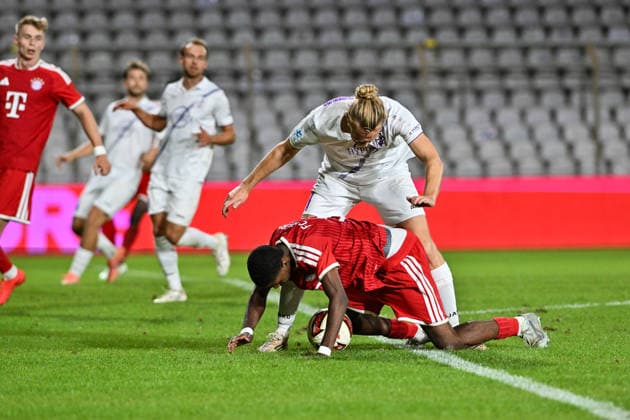 Regionalliga Bayern; FC Bayern München II - TSV Schwaben Augsburg; 25.09.2026 MUNICH, GERMANY; 25. SEPTEMBER: im Duell Allen Junior LAMBE (FC Bayern München II 8) und Rasmus FACKLER-STAMM (TSV Schwaben Augsburg 11) während dem Match der Regionalliga Bayern zwischen den Amateuren des FC Bayern und dem TSV Schwaben Augsburg am 11. Spieltag im Grünwalder Stadion Copyright: xBEAUTIFULxSPORTS Goldbergx
