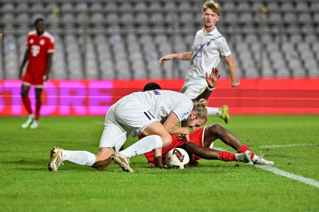 Regionalliga Bayern; FC Bayern München II - TSV Schwaben Augsburg; 25.09.2026 MUNICH, GERMANY; 25. SEPTEMBER: im Duell Allen Junior LAMBE (FC Bayern München II 8) und Rasmus FACKLER-STAMM (TSV Schwaben Augsburg 11) während dem Match der Regionalliga Bayern zwischen den Amateuren des FC Bayern und dem TSV Schwaben Augsburg am 11. Spieltag im Grünwalder Stadion Copyright: xBEAUTIFULxSPORTS Goldbergx