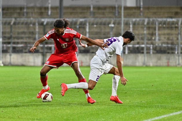 Regionalliga Bayern; FC Bayern München II - TSV Schwaben Augsburg; 25.09.2026 MUNICH, GERMANY; 25. SEPTEMBER: im Duell Noah CODJO-EVORA (FC Bayern München II 11) und Ante BANDEN (TSV Schwaben Augsburg 29) während dem Match der Regionalliga Bayern zwischen den Amateuren des FC Bayern und dem TSV Schwaben Augsburg am 11. Spieltag im Grünwalder Stadion Copyright: xBEAUTIFULxSPORTS Goldbergx
