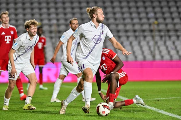 Regionalliga Bayern; FC Bayern München II - TSV Schwaben Augsburg; 25.09.2026 MUNICH, GERMANY; 25. SEPTEMBER: im Duell Allen Junior LAMBE (FC Bayern München II 8) und Rasmus FACKLER-STAMM (TSV Schwaben Augsburg 11) während dem Match der Regionalliga Bayern zwischen den Amateuren des FC Bayern und dem TSV Schwaben Augsburg am 11. Spieltag im Grünwalder Stadion Copyright: xBEAUTIFULxSPORTS Goldbergx