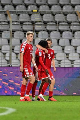 Regionalliga Bayern; FC Bayern München II - TSV Schwaben Augsburg; 25.09.2026 MUNICH, GERMANY; 25. SEPTEMBER: Jubel der Bayern nach dem Treffer zum 4-3 durch Oluwaseyi WILSON (FC Bayern München 20) Tor Torschuetze Freude Happy während dem Match der Regionalliga Bayern zwischen den Amateuren des FC Bayern und dem TSV Schwaben Augsburg am 11. Spieltag im Grünwalder Stadion Copyright: xBEAUTIFULxSPORTS Goldbergx