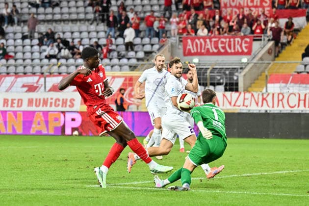 Regionalliga Bayern; FC Bayern München II - TSV Schwaben Augsburg; 25.09.2026 MUNICH, GERMANY; 25. SEPTEMBER: in dieser Szene scheitert Bastian ASSOMO (FC Bayern München II 9) an Maximilian REIL (TSV Schwaben Augsburg 1) während dem Match der Regionalliga Bayern zwischen den Amateuren des FC Bayern und dem TSV Schwaben Augsburg am 11. Spieltag im Grünwalder Stadion Copyright: xBEAUTIFULxSPORTS Goldbergx
