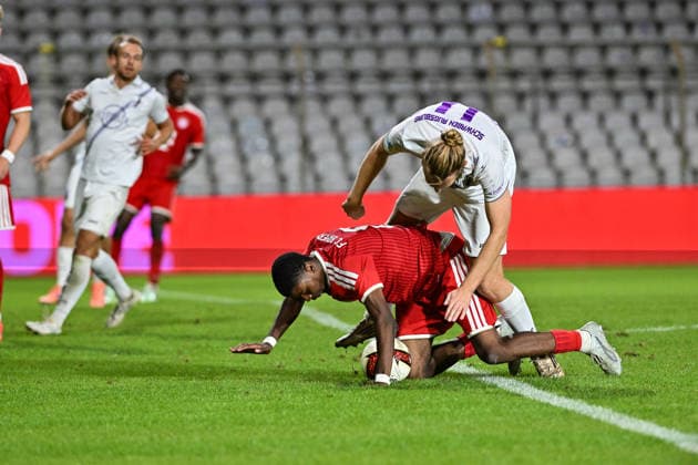 Regionalliga Bayern; FC Bayern München II - TSV Schwaben Augsburg; 25.09.2026 MUNICH, GERMANY; 25. SEPTEMBER: im Duell Allen Junior LAMBE (FC Bayern München II 8) und Rasmus FACKLER-STAMM (TSV Schwaben Augsburg 11) während dem Match der Regionalliga Bayern zwischen den Amateuren des FC Bayern und dem TSV Schwaben Augsburg am 11. Spieltag im Grünwalder Stadion Copyright: xBEAUTIFULxSPORTS Goldbergx