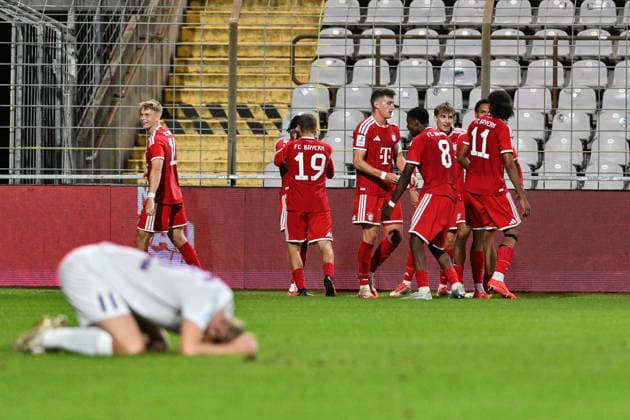 Regionalliga Bayern; FC Bayern München II - TSV Schwaben Augsburg; 25.09.2026 MUNICH, GERMANY; 25. SEPTEMBER: Jubel der Bayern nach dem Treffer zum 4-3 durch Oluwaseyi WILSON (FC Bayern München 20) Tor Torschuetze Freude Happy während dem Match der Regionalliga Bayern zwischen den Amateuren des FC Bayern und dem TSV Schwaben Augsburg am 11. Spieltag im Grünwalder Stadion Copyright: xBEAUTIFULxSPORTS Goldbergx