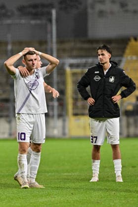 Regionalliga Bayern; FC Bayern München II - TSV Schwaben Augsburg; 25.09.2026 MUNICH, GERMANY; 25. SEPTEMBER: kaum zu fassen - hängende Köpfe der Schwabenritter nach dem Match der Regionalliga Bayern zwischen den Amateuren des FC Bayern und dem TSV Schwaben Augsburg am 11. Spieltag im Grünwalder Stadion Lukas RAMSER (TSV Schwaben Augsburg 10), Marco LUBURIC (TSV Schwaben Augsburg 23) und Johannes REHWALD (TSV Schwaben Augsburg 37) Copyright: xBEAUTIFULxSPORTS Goldbergx