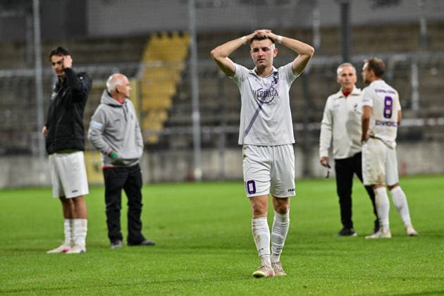 Regionalliga Bayern; FC Bayern München II - TSV Schwaben Augsburg; 25.09.2026 MUNICH, GERMANY; 25. SEPTEMBER: kaum zu fassen - hängende Köpfe der Schwabenritter nach dem Match der Regionalliga Bayern zwischen den Amateuren des FC Bayern und dem TSV Schwaben Augsburg am 11. Spieltag im Grünwalder Stadion Lukas RAMSER (TSV Schwaben Augsburg 10) Copyright: xBEAUTIFULxSPORTS Goldbergx