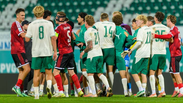 25.09.2026 - Fussball - Saison 2026 2027 - Regionalliga Bayern - 11. Spieltag: SpVgg Greuther Fürth 2 - 1. FC Nürnberg 2 - JoTe - xjoxtex - Rudelbildung nach Spielende