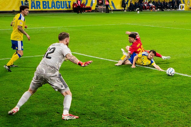 260925 Victor Nilsson Lindelöf, goalkeeper Viktor Johansson and Hjalmar Ekdal of Sweden are being challenged by Dennis Man of Romania during the Nations League football match between Sweden and Romania on September 25, 2026 in Stockholm. Photo: Joel Marklund BILDBYRAN kod JM JM0854 bbeng fotboll football soccer fotball nations league uefa nations league sverige sweden sverige a rumänien romania Copyright: JOELxMARKLUND BB260925JM079