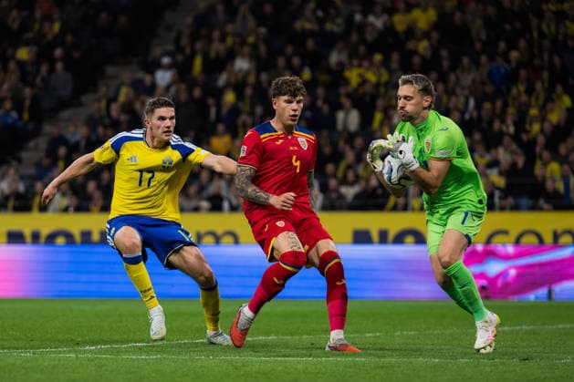 260925 Viktor Gyökeres of Sweden against Andrei CoubiÈ™ and goalkeeper IonuÈ› Radu of Romania during the Nations League football match between Sweden and Romania on September 25, 2026 in Stockholm. Photo: Emma Wallskog BILDBYRAN kod EW JM0854 bbeng fotboll football soccer fotball nations league uefa nations league sverige sweden sverige a rumänien romania Copyright: EMMAxWALLSKOG BB260925EW100
