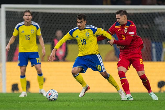 260925 Yasin Ayari of Sweden and Louis Munteanu of Romania during the Nations League football match between Sweden and Romania on September 25, 2026 in Stockholm. Photo: Emma Wallskog BILDBYRAN kod EW JM0854 bbeng fotboll football soccer fotball nations league uefa nations league sverige sweden sverige a rumänien romania Copyright: EMMAxWALLSKOG BB260925EW093