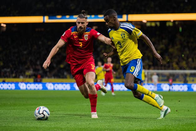 260925 Radu Dragusin of Romania and Alexander Isak of Sweden during the Nations League football match between Sweden and Romania on September 25, 2026 in Stockholm. Photo: Emma Wallskog BILDBYRAN kod EW JM0854 bbeng fotboll football soccer fotball nations league uefa nations league sverige sweden sverige a rumänien romania Copyright: EMMAxWALLSKOG BB260925EW108