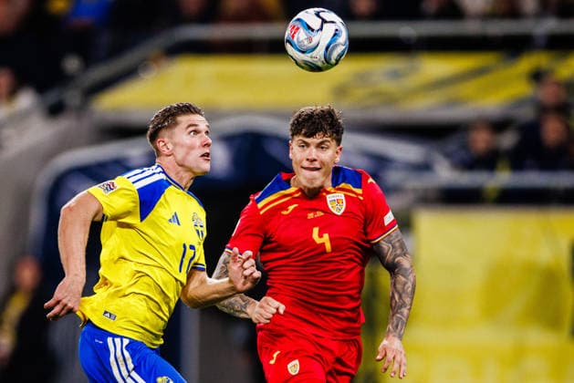 260925 Viktor Gyökeres of Sweden and Andrei Coubis of Romania during the Nations League football match between Sweden and Romania on September 25, 2026 in Stockholm. Photo: Kenta Jönsson BILDBYRAN COP 210 JM0854 bbeng fotboll football soccer fotball nations league uefa nations league sverige sweden sverige a rumänien romania Copyright: KENTAxJÖNSSON BB260925KJ097