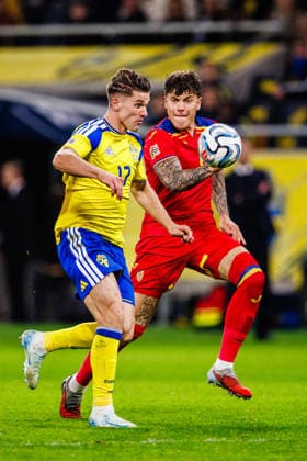 260925 Viktor Gyökeres of Sweden and Andrei Coubis of Romania during the Nations League football match between Sweden and Romania on September 25, 2026 in Stockholm. Photo: Kenta Jönsson BILDBYRAN COP 210 JM0854 bbeng fotboll football soccer fotball nations league uefa nations league sverige sweden sverige a rumänien romania Copyright: KENTAxJÖNSSON BB260925KJ125