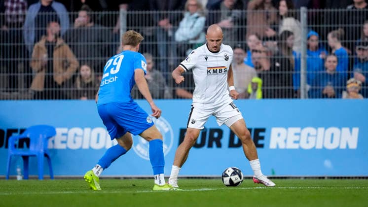 v.li.: Marvin Mutz (FC Astoria, 29), Felix Lohkemper (SVS, 10), Zweikampf, Spielszene, Duell, duel, tackle, tackling, Dynamik, Action, Aktion, 25.09.2026, Walldorf (Deutschland), Fussball, Regionalliga Südwest, FC-Astoria Walldorf - SV Sandhausen