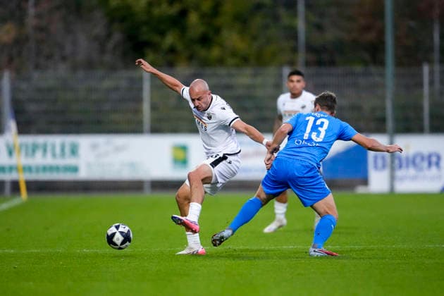 v.li.: Felix Lohkemper (SVS, 10), Emilian Lässig (FC Astoria, 13), Zweikampf, Spielszene, Duell, duel, tackle, tackling, Dynamik, Action, Aktion, 25.09.2026, Walldorf (Deutschland), Fussball, Regionalliga Südwest, FC-Astoria Walldorf - SV Sandhausen