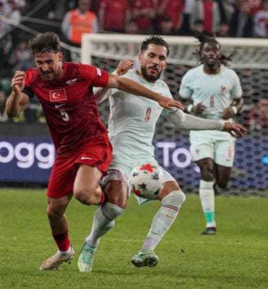 Turkiye v France - UEFA Nations League KOCAELI, TURKIYE - SEPTEMBER 25: Turkiye national team, Nationalteam player Salih Ozcan (5) competes with France national team player Rayan Cherki during the UEFA Nations League A League Group 1 match between Turkiye and France at Kocaeli Stadium in Kocaeli, Turkiye, on September 25, 2026. Salih Zeki Fazlioglu Anadolu Kocaeli Turkey. Editorial use only. Please get in touch for any other usage.  Copyright: x2026xAnadoluxSalihxZekixFazlioglux