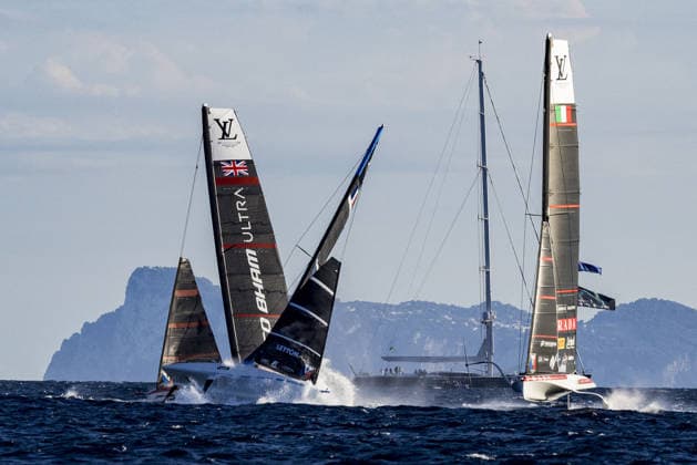 OTHER - Sailing - The Louis Vuitton 38th America s Cup Preliminary Regatta in Naples Photo by IPA ABACAPRESS.COM88971906 - Day 1 of the Louis Vuitton 38th America s Cup Preliminary Regatta in Naples. AC40 foiling monotypes racing across the Gulf of Naples, featuring high-speed action and the dramatic sequence of the incident involving the French syndicate, La Roche Posay Racing Team, on the official race course. During the Louis Vuitton 38th America s Cup Preliminary Regatta in Naples, a sailing race in Naples, Italy, on September 25, 2026 Napoli Italy  Copyright: xIPAxSport ABACAx