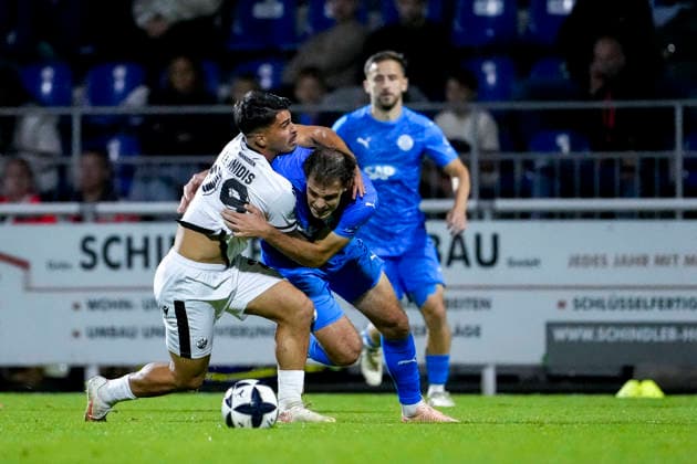 v.li.: Tasos Leonidis (SVS, 29), Bennet Schieber (FC Astoria, 12), Zweikampf, Spielszene, Duell, duel, tackle, tackling, Dynamik, Action, Aktion, 25.09.2026, Walldorf (Deutschland), Fussball, Regionalliga Südwest, FC-Astoria Walldorf - SV Sandhausen