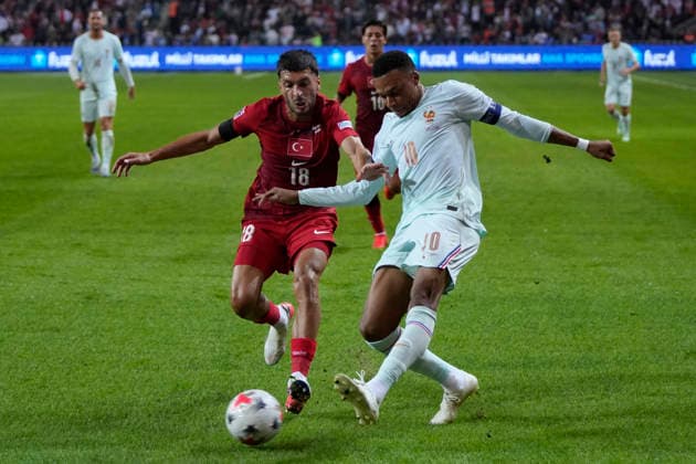 September 25, 2026, Kocaeli, Kocaeli, Turkey: KYLIAN MBAPPE (R) of France in action against OGUZ AYDIN (L) of Turkey during the UEFA Nations League 2026 27 group phase match between Turkey and France at Kocaeli Stadium. France won 1:0. Soccer 2026: France 1:0 Turkey: UEFA Nations League  - ZUMAu194 20260925_zip_u194_026 Copyright: xTolgaxUluturkx