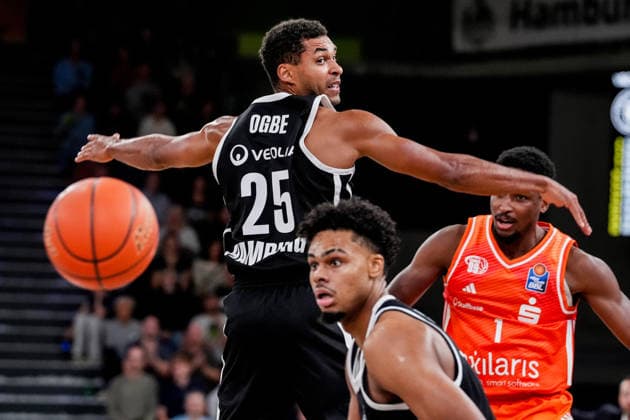 Deutschland: easyCredit Basketball Bundesliga, Hauptrunde 2026 27, 2. Spieltag Veolia Towers Hamburg vs Niners Chemnitz Inselpark Arena (Hamburg): Kenneth Ogbe (Veolia Towers Hamburg, 25), Phlandrous Fleming Jr. (NINERS Chemnitz, 1), Nicolas Pavrette (Veolia Towers Hamburg, 22) Copyright: xStefanxTrochax
