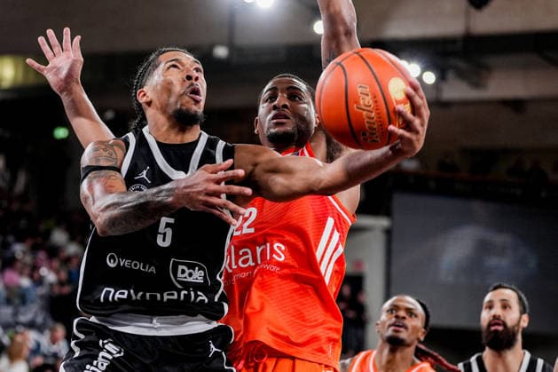 Deutschland: easyCredit Basketball Bundesliga, Hauptrunde 2026 27, 2. Spieltag Veolia Towers Hamburg vs Niners Chemnitz Inselpark Arena (Hamburg): Zakai Zeigler (Veolia Towers Hamburg, 5), Nighael Ceaser (NINERS Chemnitz, 22) Copyright: xStefanxTrochax
