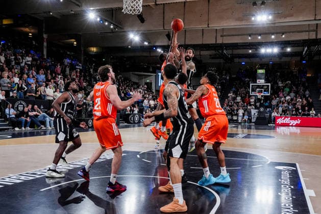 Deutschland: easyCredit Basketball Bundesliga, Hauptrunde 2026 27, 2. Spieltag Veolia Towers Hamburg vs Niners Chemnitz Inselpark Arena (Hamburg): Martin Breunig (Veolia Towers Hamburg, 13), Urald King (NINERS Chemnitz, 20), Ben Burnham (NINERS Chemnitz, 25), David Muenkat (Veolia Towers Hamburg, 55) Copyright: xStefanxTrochax