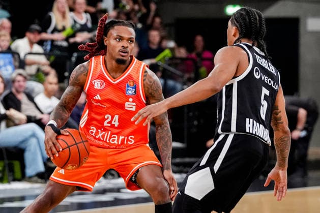 Deutschland: easyCredit Basketball Bundesliga, Hauptrunde 2026 27, 2. Spieltag Veolia Towers Hamburg vs Niners Chemnitz Inselpark Arena (Hamburg): Cobe Williams (NINERS Chemnitz, 24), Zakai Zeigler (Veolia Towers Hamburg, 5) Copyright: xStefanxTrochax