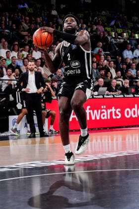 Deutschland: easyCredit Basketball Bundesliga, Hauptrunde 2026 27, 2. Spieltag Veolia Towers Hamburg vs Niners Chemnitz Inselpark Arena (Hamburg): Noah Thomasson (Veolia Towers Hamburg, 2) Copyright: xStefanxTrochax