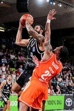 Deutschland: easyCredit Basketball Bundesliga, Hauptrunde 2026 27, 2. Spieltag Veolia Towers Hamburg vs Niners Chemnitz Inselpark Arena (Hamburg): Martin Breunig (Veolia Towers Hamburg, 13), Nighael Ceaser (NINERS Chemnitz, 22) Copyright: xStefanxTrochax
