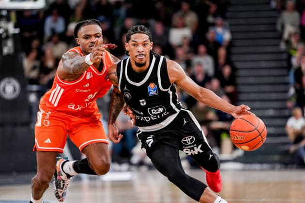 Deutschland: easyCredit Basketball Bundesliga, Hauptrunde 2026 27, 2. Spieltag Veolia Towers Hamburg vs Niners Chemnitz Inselpark Arena (Hamburg): Zakai Zeigler (Veolia Towers Hamburg, 5), Cobe Williams (NINERS Chemnitz, 24) Copyright: xStefanxTrochax