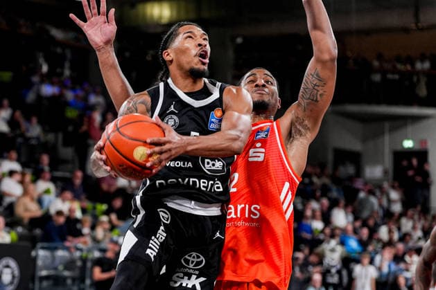 Deutschland: easyCredit Basketball Bundesliga, Hauptrunde 2026 27, 2. Spieltag Veolia Towers Hamburg vs Niners Chemnitz Inselpark Arena (Hamburg): Zakai Zeigler (Veolia Towers Hamburg, 5), Nighael Ceaser (NINERS Chemnitz, 22) Copyright: xStefanxTrochax