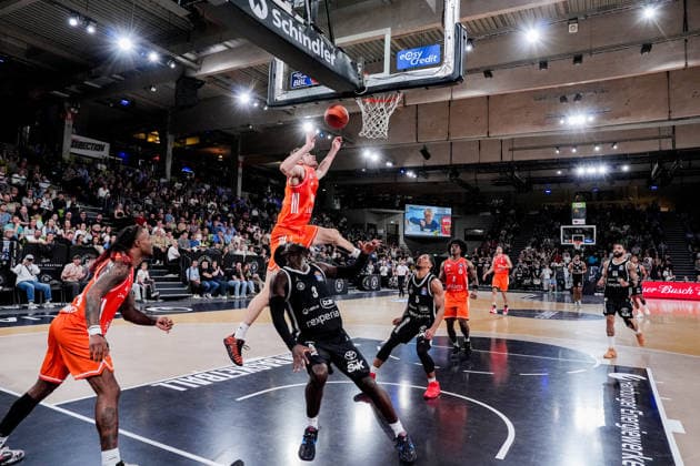 Deutschland: easyCredit Basketball Bundesliga, Hauptrunde 2026 27, 2. Spieltag Veolia Towers Hamburg vs Niners Chemnitz Inselpark Arena (Hamburg): Osaro Rich Igbineweka (Veolia Towers Hamburg, 3), Jannis von Seckendorff (NINERS Chemnitz, 90), Zakai Zeigler (Veolia Towers Hamburg, 5) Copyright: xStefanxTrochax