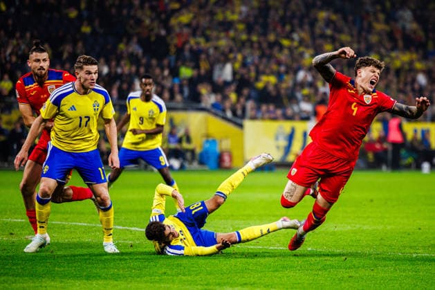 260925 Viktor Gyökeres and Yasin Ayari of Sweden against Andrei Coubis of Romania during the Nations League football match between Sweden and Romania on September 25, 2026 in Stockholm. Photo: Kenta Jönsson BILDBYRAN COP 210 JM0854 bbeng fotboll football soccer fotball nations league uefa nations league sverige sweden sverige a rumänien romania Copyright: KENTAxJÖNSSON BB260925KJ134