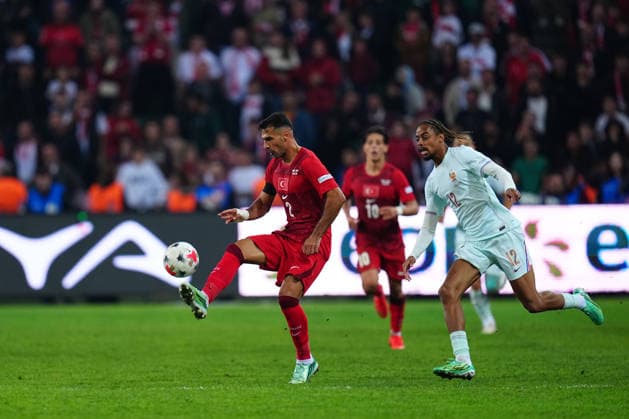 Turkiye v France - UEFA Nations League 2026 27 Group A1 MD1 Zeki Celik of Turkey challenged by Bradley Barcola of France during the UEFA Nations League 2026 27 group phase match between Turkiye and France at Kocaeli Stadium on September 25, 2026 in Kocaeli, Turkey. Kocaeli Kocaeli Stadium Turkey Copyright: xYagizxGurtug PSxImagesxYagizxGurtug PSxImagesx