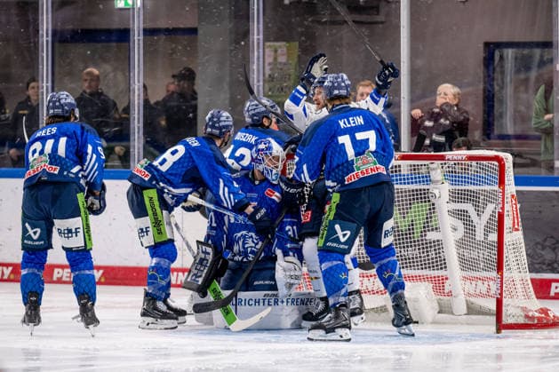 Daniel Schmoelz (ERC Ingolstadt, 92) bejubelt bereits nach 59 Sekunden sein Tor zum 0:1 GER, Straubing Tigers vs. ERC Ingolstadt, Eishockey, DEL, Saison 2026 2027, 3. Spieltag, 25.09.2026. Foto: HMB Media Heike Feiner Copyright: HMBxMedia HeikexFeiner