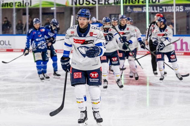 Daniel Schmoelz (ERC Ingolstadt, 92) bei der Rueckkehr zur Bank nach seinem Tor zum 0:1 GER, Straubing Tigers vs. ERC Ingolstadt, Eishockey, DEL, Saison 2026 2027, 3. Spieltag, 25.09.2026. Foto: HMB Media Heike Feiner Copyright: HMBxMedia HeikexFeiner