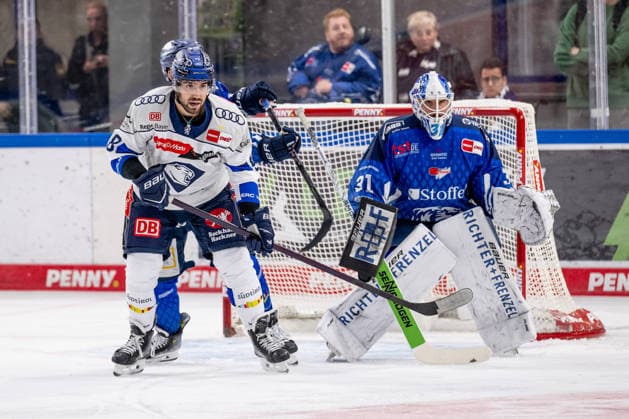Peter Abbandonato (ERC Ingolstadt, 98) vor dem Tor von Jakub Skarek (Torwart, Straubing Tigers, 31) GER, Straubing Tigers vs. ERC Ingolstadt, Eishockey, DEL, Saison 2026 2027, 3. Spieltag, 25.09.2026. Foto: HMB Media Heike Feiner Copyright: HMBxMedia HeikexFeiner
