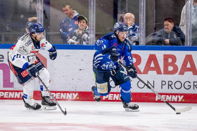 Kampf um den Puck Zweikampf zwischen Kenny Agostino (ERC Ingolstadt, 11) und Filip Varejcka (Straubing Tigers, 90) GER, Straubing Tigers vs. ERC Ingolstadt, Eishockey, DEL, Saison 2026 2027, 3. Spieltag, 25.09.2026. Foto: HMB Media Heike Feiner Copyright: HMBxMedia HeikexFeiner
