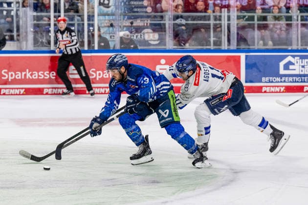 Kampf um den Puck Zweikampf zwischen Spencer Kersten (Straubing Tigers, 93) und Kenny Agostino (ERC Ingolstadt, 11) GER, Straubing Tigers vs. ERC Ingolstadt, Eishockey, DEL, Saison 2026 2027, 3. Spieltag, 25.09.2026. Foto: HMB Media Heike Feiner Copyright: HMBxMedia HeikexFeiner