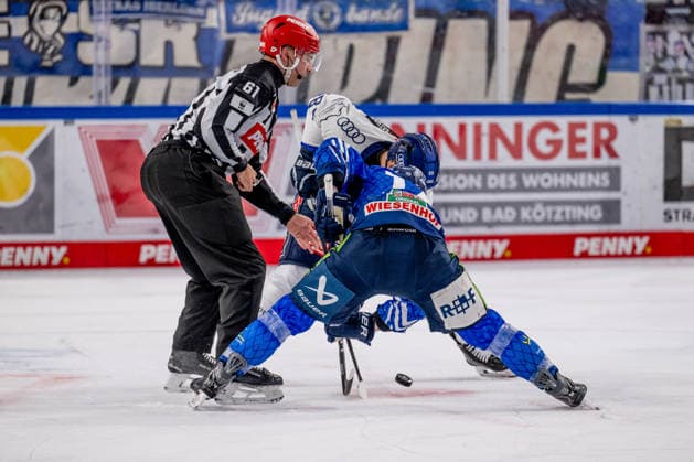 Linesperson Markus Merk fuehrt ein Bully Faceoff aus zwischen Austen Keating (ERC Ingolstadt, 89) und Tyler Madden (Straubing Tigers, 18) GER, Straubing Tigers vs. ERC Ingolstadt, Eishockey, DEL, Saison 2026 2027, 3. Spieltag, 25.09.2026. Foto: HMB Media Heike Feiner Copyright: HMBxMedia HeikexFeiner