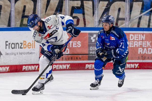 Kampf um den Puck Zweikampf zwischen Morgan Ellis (ERC Ingolstadt, 04) und Nick Halloran (Straubing Tigers, 71) GER, Straubing Tigers vs. ERC Ingolstadt, Eishockey, DEL, Saison 2026 2027, 3. Spieltag, 25.09.2026. Foto: HMB Media Heike Feiner Copyright: HMBxMedia HeikexFeiner