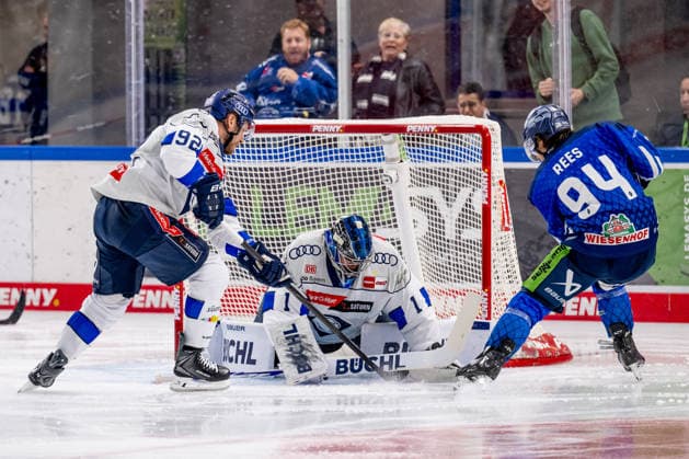 Daniel Schmoelz (ERC Ingolstadt, 92) verteidigt gegen Jamieson Rees (Straubing Tigers, 94) vor dem Tor von Jonas Stettmer (Torwart, ERC Ingolstadt, 01) GER, Straubing Tigers vs. ERC Ingolstadt, Eishockey, DEL, Saison 2026 2027, 3. Spieltag, 25.09.2026. Foto: HMB Media Heike Feiner Copyright: HMBxMedia HeikexFeiner