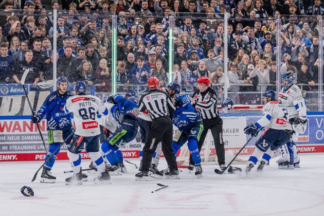 Meinungsverschiedenheiten zwischen mehreren Spielern beider Teams GER, Straubing Tigers vs. ERC Ingolstadt, Eishockey, DEL, Saison 2026 2027, 3. Spieltag, 25.09.2026. Foto: HMB Media Heike Feiner Copyright: HMBxMedia HeikexFeiner