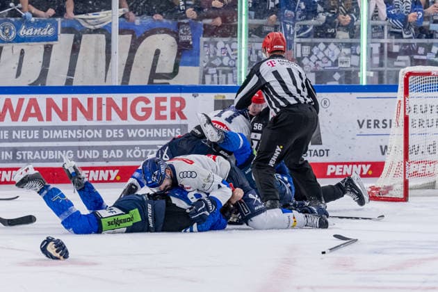 Keilerei von Alex Green (Straubing Tigers, 06) und Nicolas Beaudin (Straubing Tigers, 07) mit Morgan Ellis (ERC Ingolstadt, 04) und Kenny Agostino (ERC Ingolstadt, 11) GER, Straubing Tigers vs. ERC Ingolstadt, Eishockey, DEL, Saison 2026 2027, 3. Spieltag, 25.09.2026. Foto: HMB Media Heike Feiner Copyright: HMBxMedia HeikexFeiner