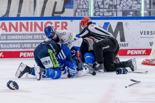 Keilerei von Alex Green (Straubing Tigers, 06) und Nicolas Beaudin (Straubing Tigers, 07) mit Morgan Ellis (ERC Ingolstadt, 04) und Kenny Agostino (ERC Ingolstadt, 11) GER, Straubing Tigers vs. ERC Ingolstadt, Eishockey, DEL, Saison 2026 2027, 3. Spieltag, 25.09.2026. Foto: HMB Media Heike Feiner Copyright: HMBxMedia HeikexFeiner