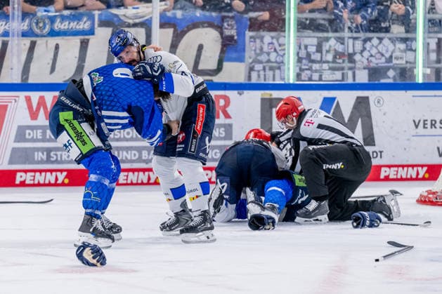 Keilerei von Alex Green (Straubing Tigers, 06) und Nicolas Beaudin (Straubing Tigers, 07) mit Morgan Ellis (ERC Ingolstadt, 04) und Kenny Agostino (ERC Ingolstadt, 11) GER, Straubing Tigers vs. ERC Ingolstadt, Eishockey, DEL, Saison 2026 2027, 3. Spieltag, 25.09.2026. Foto: HMB Media Heike Feiner Copyright: HMBxMedia HeikexFeiner