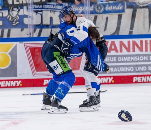 Keilerei von Alex Green (Straubing Tigers, 06) mit Morgan Ellis (ERC Ingolstadt, 04) GER, Straubing Tigers vs. ERC Ingolstadt, Eishockey, DEL, Saison 2026 2027, 3. Spieltag, 25.09.2026. Foto: HMB Media Heike Feiner Copyright: HMBxMedia HeikexFeiner